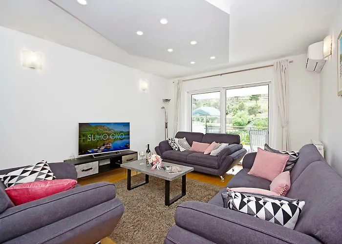 Luxurious, Modern And Spacious With Terraces *