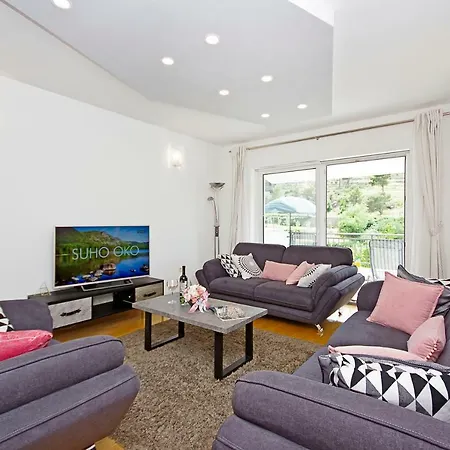 Luxurious, Modern And Spacious With Terraces *