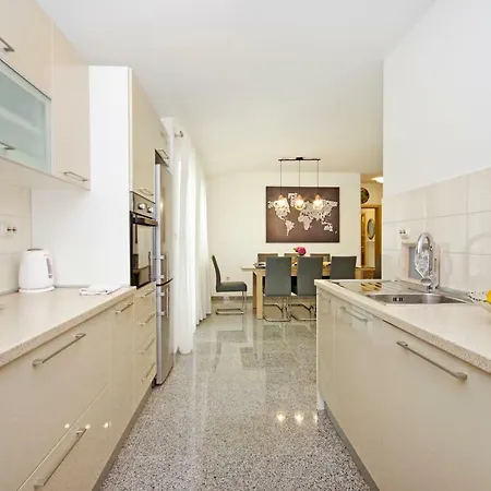 Luxurious, Modern And Spacious With Terraces アパート