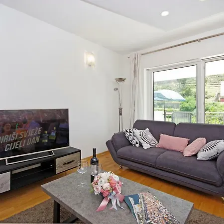 Luxurious, Modern And Spacious With Terraces アパート Tugare
